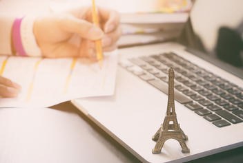 compléter sa demande de visa pour venir en France formulaire visa ordinateur tour eiffel