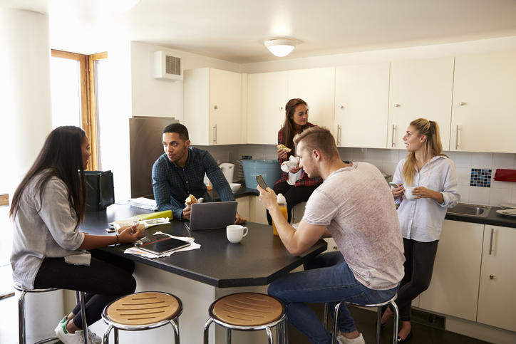 étudiants dans la cuisine partagée d'une résidence universitaire étudiants dans la cuisine partagée d'une résidence universitaire